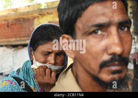 Kolkata, Inde. 09e août 2020. Les gens qui font la queue pour obtenir des aliments dans un camp de don de nourriture pendant cette période pandémique à Kolkata. (Photo de Sudipta Das/Pacific Press) crédit: Pacific Press Media production Corp./Alay Live News Banque D'Images