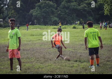 Kolkata, Inde. 09e août 2020. Une jeune fille joue au football dans le plus grand parc urbain de la ville de joie appelée Maidan (également connu sous le nom de Brigade parade Ground) au cours d'un après-midi nuageux au milieu de la propagation de la maladie du coronavirus. (Photo de JIT Chattopadhyay/Pacific Press) Credit: Pacific Press Media production Corp./Alay Live News Banque D'Images