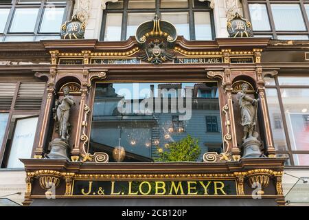 Vienne, Autriche - août 8 2020 : Lobmeyr Luxury Glass and Lustre retailer et Manuacturer Facade and Shop Window dans la Kaerntner Strasse. Banque D'Images