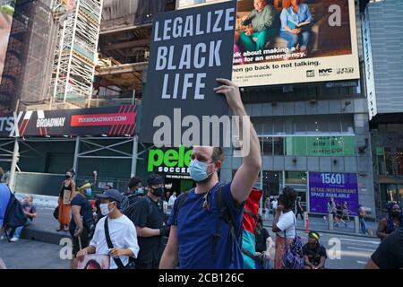 New York, États-Unis. 09e août 2020. Un manifestant tient un écriteau qui indique légaliser la vie noire pendant la manifestation de la Black Lives Matter.les manifestants sont descendus dans la rue pour demander l'arrestation d'un officier responsable de la mort de Breonna Taylor le 13 mars 2020 à Louisville, Kentucky. Crédit : SOPA Images Limited/Alamy Live News Banque D'Images