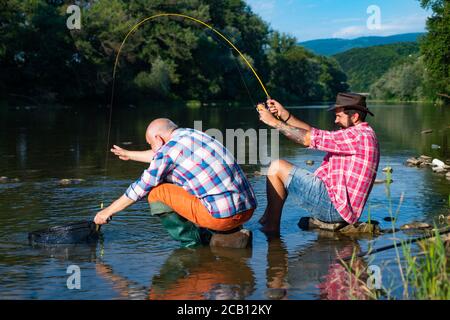 Pêche. Hommes barbu pêcheur. Loisirs et loisirs. Escapade rurale. La retraite n'est que le début. Week-end. Amusez-vous bien. Si vous le souhaitez, il y avait des poissons Banque D'Images
