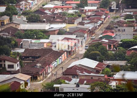 Concepcion de Ataco / El Salvador - 29 octobre 2017 : image panoramique aérienne de la ville Concepcion de Ataco dans la Ruta de las Flores dans les montagnes d'El Salvador Banque D'Images