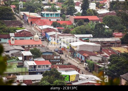 Concepcion de Ataco / El Salvador - 29 octobre 2017 : image panoramique aérienne de la ville Concepcion de Ataco dans la Ruta de las Flores dans les montagnes d'El Salvador Banque D'Images