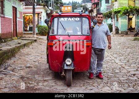 Concepcion de Ataco / El Salvador - 29 octobre 2017: Portrait de l'homme salvadorien conducteur de pousse-pousse rouge dans la ville touristique Banque D'Images