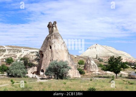 Vieilles grottes de ermites dans Fairy Chimney ou champignons de pierre à tête multiple dans la vallée de Pasabag, Cappadoce, Anatolie, Turquie Banque D'Images