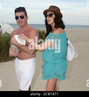 Miami, États-Unis d'Amérique. 24 février 2014. SMG Simon Cowell Lauren Silverman Eric Cowell FLXX Beach Newborn Baby 022414 02.JPG MIAMI, FL - FÉVRIER 24: Les nouveaux parents Simon Cowell et Lauren Silverman apprécient la plage de Miami avec leurs Yorkshire Terriers, Sqiddly et Didddly. Cowell et Silverman ont accueilli leur fils à la Saint-Valentin il y a 10 jours, le 24 février 2014, à Delray Beach, en Floride. ( Credit: Storms Media Group/Alamy Live News Banque D'Images