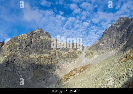 Vue sur le col de la montagne Sedielko à 2 376 m avec Chemin en zigzag sur la route de randonnée depuis le Teryho Chata Refuge de montagne à Tatranska javorina dans le Haut Banque D'Images