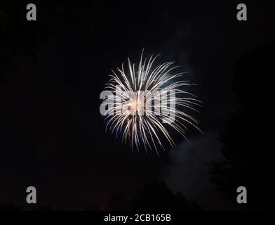 Le feu fonctionne avec des motifs colorés célébrant le bonheur et la joie Banque D'Images