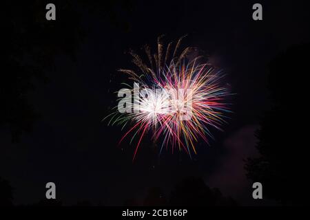 Le feu fonctionne avec des motifs colorés célébrant le bonheur et la joie Banque D'Images