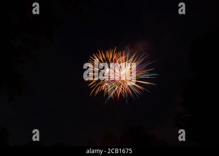 Le feu fonctionne avec des motifs colorés célébrant le bonheur et la joie Banque D'Images