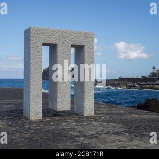 Espagne, îles Canaries,Garachico, 19 décembre 2017, statue en marbre monument sur la rive de la chaussée avec ciel bleu et fond de mer Banque D'Images