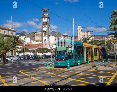 Espagne, îles Canaries, Ténérife, Santa Cruz de Ténérife, 27 décembre 2017: rue en centre-ville avec tramway, voitures sable église blanche en journée ensoleillée Banque D'Images