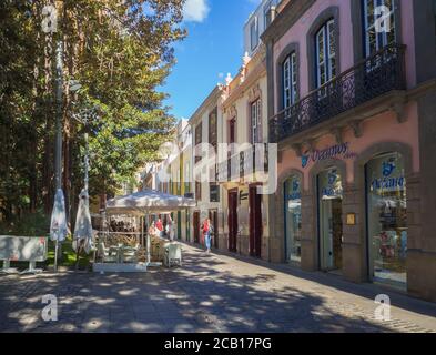 Espagne, îles Canaries, Ténérife, Santa Cruz de Ténérife, 27 décembre 2017: rue dans le centre-ville avec maisons de style colonial ancien, arbres verts et Banque D'Images
