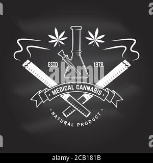 Badge médical de cannabis, étiquette avec feuille de cannabis et verre bong sur tableau noir. Vecteur. Design vintage avec feuille de cannabis et verre bong silhouette pour magasin de mauvaises herbes, cannabis, service de livraison de marijuana Illustration de Vecteur