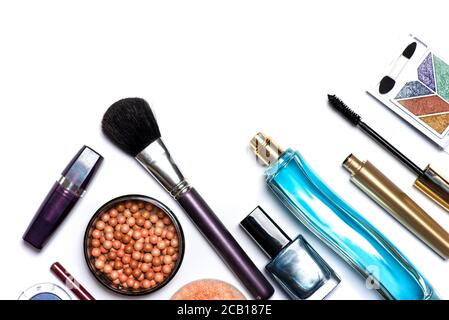 Produits cosmétiques et de maquillage isolés sur une couche plate blanche. Vernis à ongles boules de fard à joues avec des brosses parfums rouge à lèvres et autres accessoires Banque D'Images