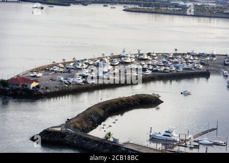 Un certain nombre de bateaux de plaisance, un peu de luxe, dans une marina et sec, Panama City, Panama, Amérique centrale Banque D'Images