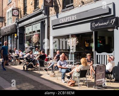 Les gens assis à l'extérieur de Chapters salon de thé et restaurant dans la ville de Durham, Angleterre, Royaume-Uni Banque D'Images