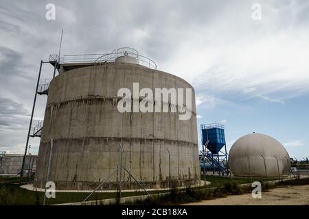Ancien réservoir d'huile industriel en usine Banque D'Images