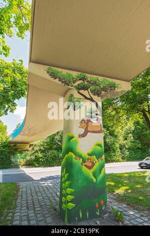 Graffiti sous le pont avec singe et banane, Neuperlach, Munich, haute-Bavière, Bavière, Allemagne Banque D'Images