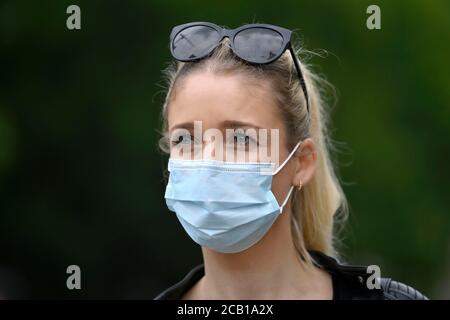 La femme porte correctement le masque de bouche sur le nez et la bouche, portrait, crise corona, Allemagne Banque D'Images