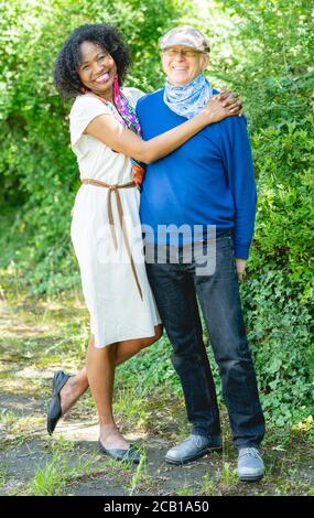 Portrait d'un couple marié riant, femme à la peau sombre et homme à la peau claire, couple mature, Allemagne Banque D'Images