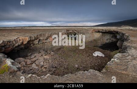 Entrée aux grottes de lave Surtshellir et Stefanshellir, champ de lave Hallmundarhraun, Islande Banque D'Images