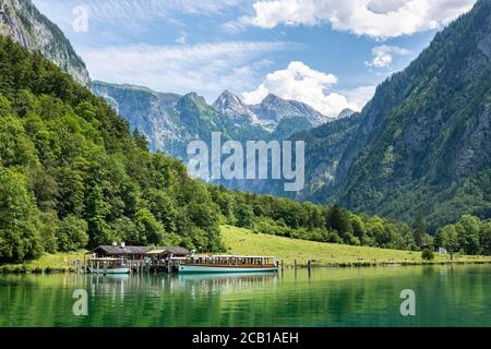 Bateau d'excursion au niveau de l'atterrissage de Salet, Koenigssee, parc national de Berchtesgaden, pays de Berchtesgadener, haute-Bavière, Bavière, Allemagne Banque D'Images