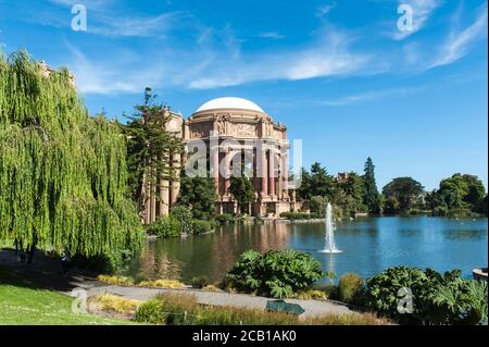 Palais des Beaux-Arts à Park avec Pond, Marina District, San Francisco, Californie, Etats-Unis Banque D'Images