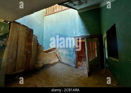 Vue intérieure d'un bâtiment en ruines dans la ville de diamants Kolmanskop, ville fantôme, Kolmanskop, Luederitz, Namibie Banque D'Images