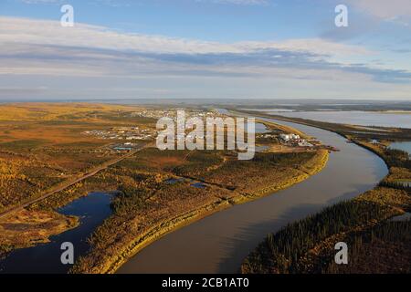 Vue aérienne d'Inuvik sur les rives du delta du fleuve Mackenzie, Territoires du Nord, Canada Banque D'Images