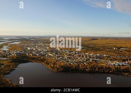 Vue aérienne d'Inuvik sur les rives du delta du fleuve Mackenzie, Territoires du Nord, Canada Banque D'Images