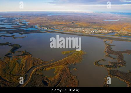 Vue aérienne d'Inuvik sur les rives du delta du fleuve Mackenzie, Territoires du Nord, Canada Banque D'Images