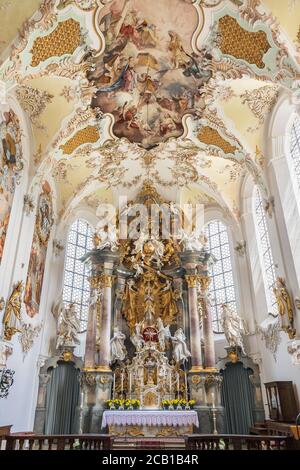 Haut autel, ville catholique Eglise paroissiale de l'Assomption de la Vierge Marie, Schongau, haute-Bavière, Bavière, Allemagne Banque D'Images