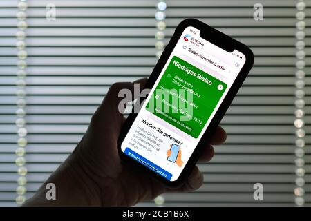 Main tient smartphone avec Corona warn-APP, à faible risque, crise Corona, Stuttgart, Bade-Wurtemberg, Allemagne Banque D'Images