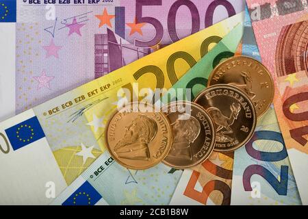 Symbole image prix développement prix or, pièce d'or physique 1 oz or Kruger Rand obverse Paul Kruger et inverse Springbok antilope sur EURO Banque D'Images