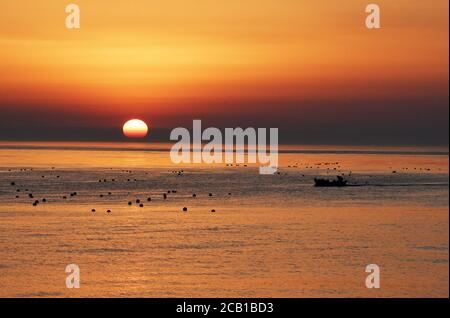 Changdao. 9 août 2020. La photo aérienne prise le 9 août 2020 montre le coucher du soleil sur l'île de Tuoji à Changdao, dans la province de Shandong, en Chine orientale. Crédit: Wang Kai/Xinhua/Alay Live News Banque D'Images