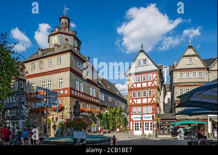 Hôtel de ville, maisons historiques à colombages, place du marché, vieille ville, Herborn, quartier Lahn-Dill, Hesse, Allemagne Banque D'Images