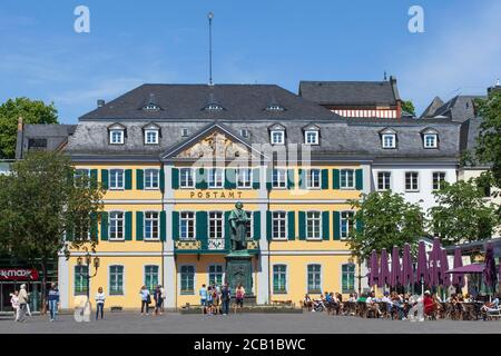 Monument Beethoven et bureau de poste principal, ancien Palais Fuerstenbergisches sur Muensterplatz, Bonn, Rhénanie-du-Nord-Westphalie, Allemagne Banque D'Images