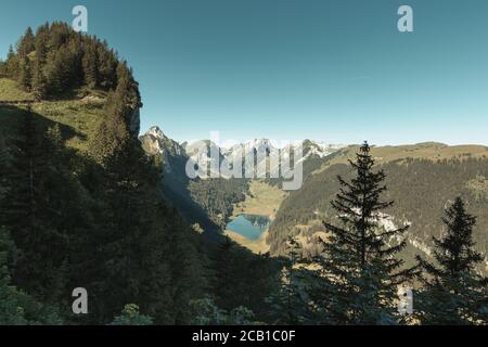 Le massif de l'Alpstein avec le lac Saemtisersee le matin léger Banque D'Images