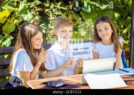 Enfants d'école regardant des cours d'éducation en ligne pendant le verrouillage du virus corona épidémie Banque D'Images