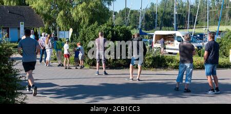 Baabe, Allemagne. 09e août 2020. Une longue file d'attente s'est formée devant un chariot mobile de boulanger au port de plaisance de Seedorf. Ici, le 'Treppenbäcker' fournit aux touristes des petits pains frais chaque matin. Credit: Stephan Schulz/dpa-Zentralbild/ZB/dpa/Alay Live News Banque D'Images