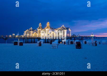 Sellin, Allemagne. 02 août 2020. La jetée avec la célèbre télécabine de plongée à l'heure bleue. La jetée avec restaurant a été construite en 1906. Credit: Stephan Schulz/dpa-Zentralbild/ZB/dpa/Alay Live News Banque D'Images