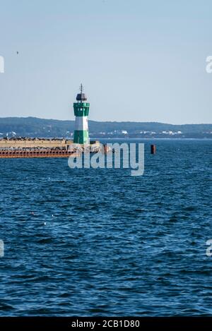 Sassnitz Mukran, Allemagne. 05 août 2020. Un petit phare, une tour octogonale en béton de 14 mètres de haut, a été construit en 1995 à la tête de la jetée à l'entrée du port. Credit: Stephan Schulz/dpa-Zentralbild/ZB/dpa/Alay Live News Banque D'Images