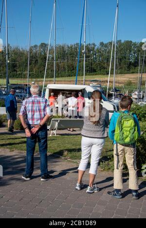 Baabe, Allemagne. 09e août 2020. Une longue file d'attente s'est formée devant un chariot mobile de boulanger au port de plaisance de Seedorf. Ici, le 'Treppenbäcker' fournit aux touristes des petits pains frais chaque matin. Credit: Stephan Schulz/dpa-Zentralbild/ZB/dpa/Alay Live News Banque D'Images