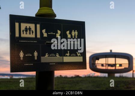 Binz, Allemagne. 05 août 2020. Règles d'hygiène Corona à un accès à la plage. En arrière-plan, vous pouvez voir la Tour Müther. Le bâtiment futuriste a été érigé en 1981 comme tour de sauvetage à un point d'accès à la mer Baltique. Il a été construit par le maître constructeur de béton de coquillages Ulrich Müther. Aujourd'hui, la tour sert de salle de mariage pour les mariages. Credit: Stephan Schulz/dpa-Zentralbild/ZB/dpa/Alay Live News Banque D'Images