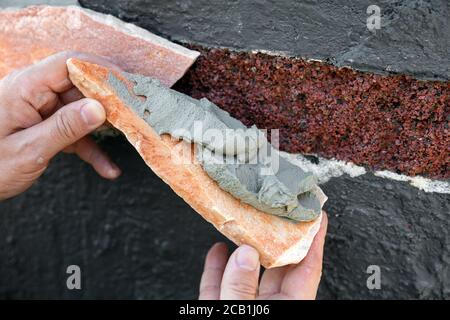 dalles de pierre quartzite fraîchement posées, colle pour carrelage et coulis gris, extérieur Banque D'Images