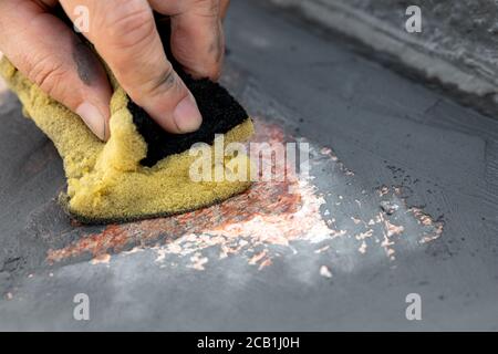 dalles de pierre quartzite fraîchement posées, colle pour carrelage et coulis gris, extérieur Banque D'Images