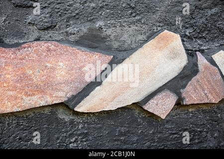 dalles de pierre quartzite fraîchement posées, colle pour carrelage et coulis gris, extérieur Banque D'Images