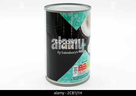 Irvine, Écosse, Royaume-Uni - 08 mars 2020 : lait de noix de coco de marque Sainsbury dans boîte et couvercle recyclables. L'étiquette affiche les valeurs Kcal et d'énergie. Banque D'Images