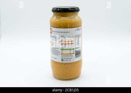 Irvine, Écosse, Royaume-Uni - 08 mars 2020 : sauce Korma Cooking de marque Sainsbury dans un pot en verre recyclable et un couvercle en métal recyclable. L'étiquette affiche Kcal Banque D'Images